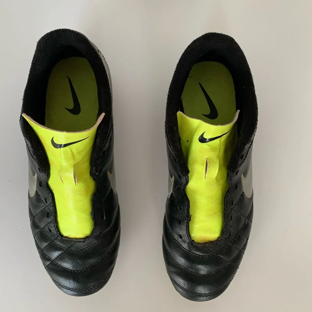 Nike Cleats Boy’s Size 3.5 JR Tiempo Rio FG-R Black White Metallic Silver